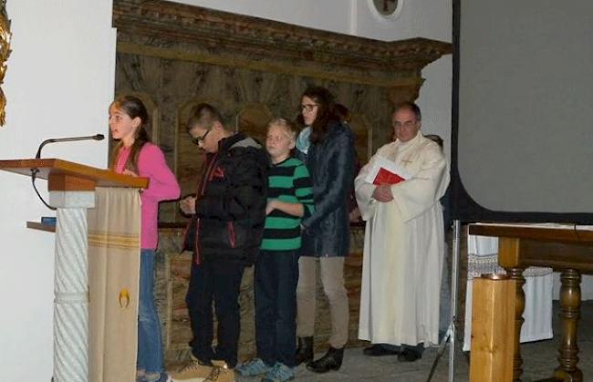 Zusammen mit dem Pfarrer Herbert Heiss trugen die Schulkinder Fürbitten vor.