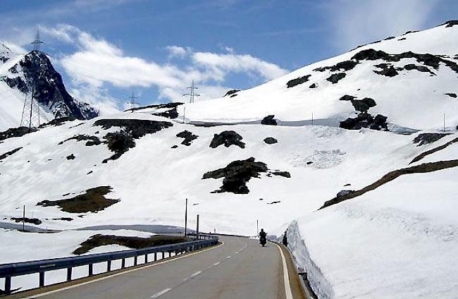 Passstrasse auf den Nufenen: Die drei Oberwalliser Alpenpässe sind ab Freitag wieder geöffnet (Archiv).  