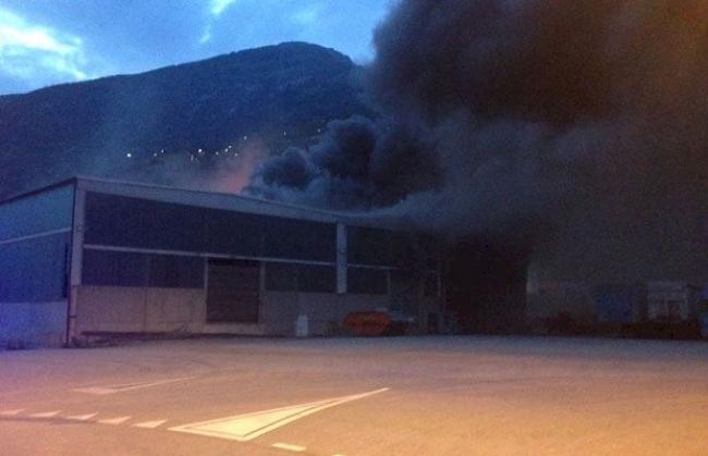 Die in Brand stehende Lagerhalle.