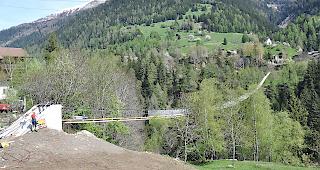280 Meter lang und bis zu 92 Meter hoch spannt sich die H&auml;ngebr&uuml;cke &uuml;ber die Lammaschlucht und verbindet F&uuml;rgangen mit M&uuml;hlebach.