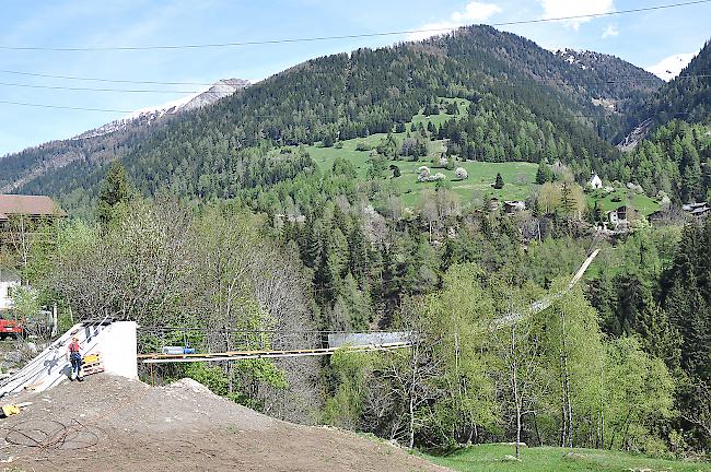 280 Meter lang und bis zu 92 Meter hoch spannt sich die Hängebrücke über die Lammaschlucht und verbindet Fürgangen mit Mühlebach.