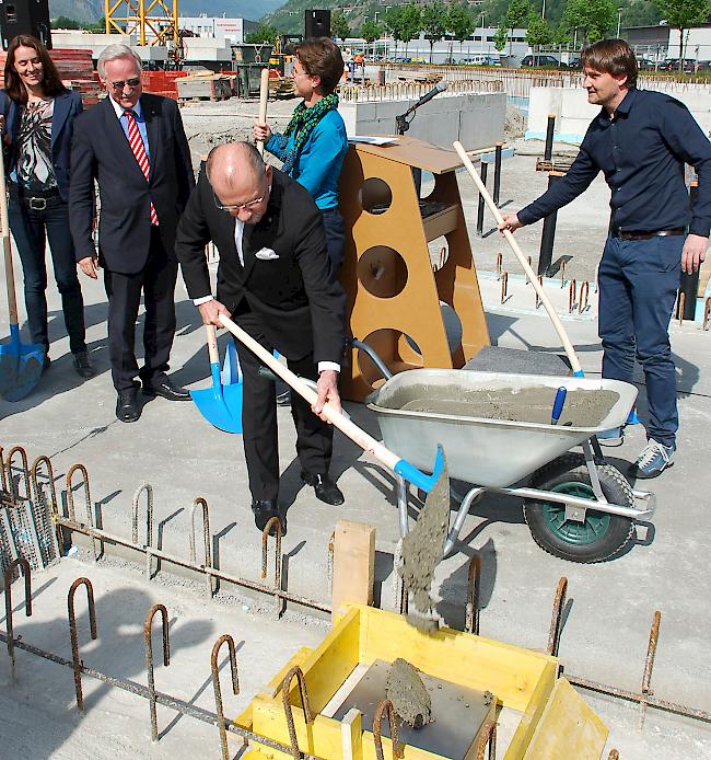 Stadtpräsident Louis Ursprung: Der Grundstein wird gelegt.