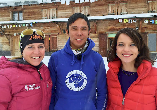 Andrea Zimmermann (l.), neben Sherpa Norbu und Moderatorin Mona Vetsch.