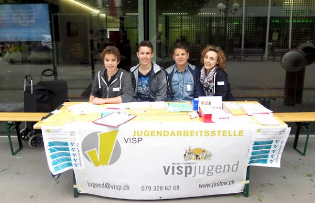 Der Stand der Jugendarbeitsstelle vor der Raiffeisenbank Visp