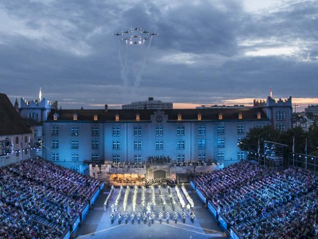 Das PC7 Staffel-Team der Schweizer Luftwaffe über der Kaserne Basel