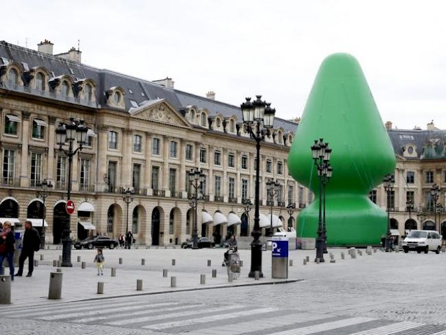Paul McCarthys Tannenbaum-Skulptur auf dem Pariser Vendôme-Platz