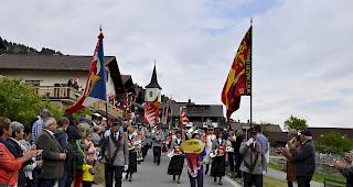Die MG Enzian Erschmatt mit dem Bezirksbanner