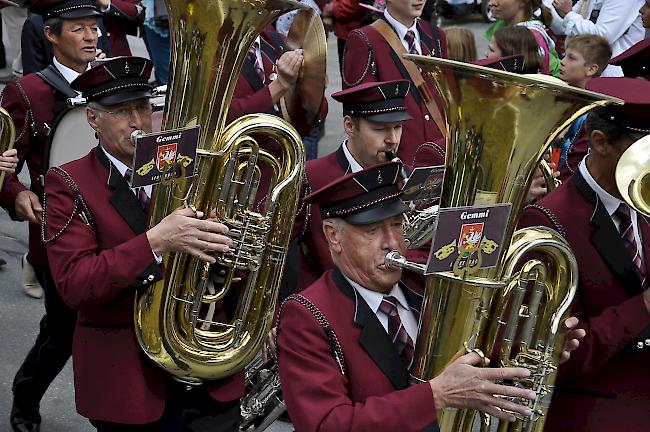 Bassisten der MG Gemmi Leukerbad am Bezirksmusikfest in Erschmatt