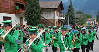 Stolze Musikanten. Mitglieder der Musikgesellschaft "Saflisch" in ihrer neuen "apfelgr&uuml;nen" Uniform.