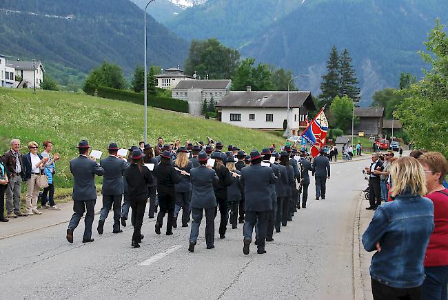 Abgang. Mitglieder der Musikgesellschaft "Saflisch" in ihrer alten Uniform.