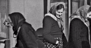 Der Migros-Lastwagen bringt g&uuml;nstige Lebensmittel selbst in die entlegensten Bergd&ouml;rfer der Walliser Seitent&auml;ler.