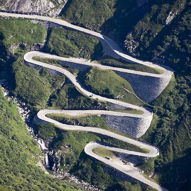 Luftaufnahme der Tremola-Passstrasse hinauf zum Gotthard