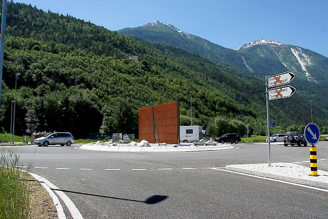 Toter Kreisel-Anschluss. Die Umfahrungstrasse von Turtmann Richtung Industriezone und Gampel-Steg bleibt bis auf Weiteres gesperrt. 