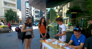 Mitten in Visp: Teilnehmenden Jugendliche &laquo;Meet to meet&raquo;-Anlass. 