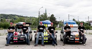 Sechs Fahrer, drei Autos, ein Ziel: Die &laquo;Dust Busters&raquo; starten zur Allg&auml;u Orient Rallye.