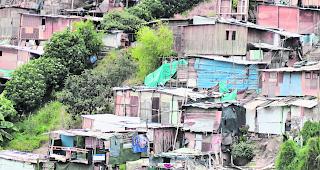 Elend. In solchen H&uuml;tten  &ndash;  das Baumaterial stammt alles von der M&uuml;llhalde  &ndash;  m&uuml;ssen auch Kleinkinder wohnen.  