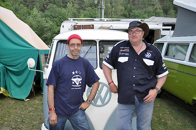 Die Initiatoren Tom Aebersold (l.) und Martin Escher vor Eschers Bulli mit Baujahr 1958.