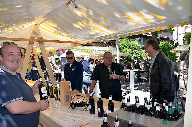 Degustieren: 13 verschiedene Kellereien aus dem Ober- und Unterwallis schenken edle Tropfen ins Glas (Archiv).      