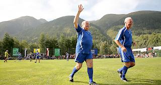Tschau Sepp: Sepp Blatter mit Franz Beckenbauer am &laquo;Sepp Blatter Turnier&raquo; 2007 in Ulrichen&shy;.