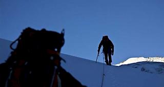 Ein deutscher Alpinist ist am Sonntagvormittag beim Aufstieg zum Alphubel am Wissgrat rund hundert Meter in die Tiefe gest&uuml;rzt.