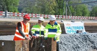 v.r.: Staatsrat Jacques Melly, Martin Hutter, Chef des Amts f&uuml;r Nationalstrassenbau, und Daniel Huwiler, Direktionsleiter des Baukonzerns Strabag, beim Spatenstich, bzw. der Erstellung von Spundw&auml;nden.