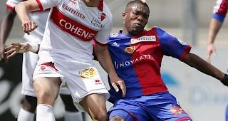 Basels Serey Die im Zweikampf an der Seitenlinie mit Sions Kololli