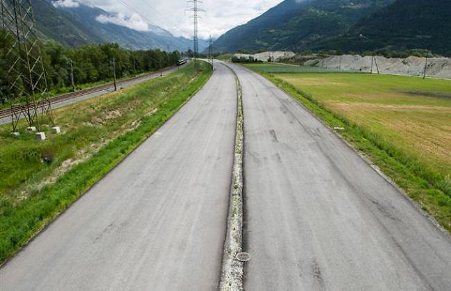 Neubaustrecke der A9 westlich von Turtmann.