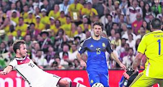 Weltmeister-Jubel. Nach dem Schlusspfiff kennt der deutsche Jubel keine Grenzen mehr, Trainer Joachim L&ouml;w (rechts) steht ganz zuoberst.  