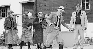 Harte Zeiten. Saaserinnen mit den Schmugglern Francesco (links) und Peter Josi: Die Zeiten im Saastal waren hart&hellip; 