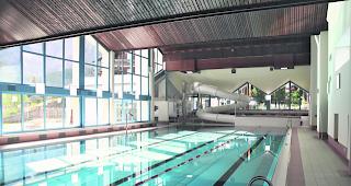 Schmuckst&uuml;ck. Das umgebaute 25 Meter lange Schwimmbad mit neuer Rutschbahn. 