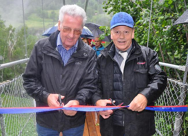 Die Initianten Hans Wenger (links) und Aldo Herzog gaben den Weg auf Mühlebacher Seite frei. 