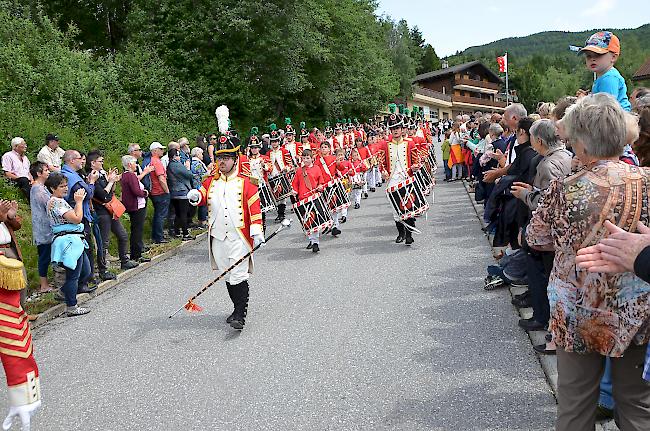 Festumzug 74. Oberwalliser Tambouren- und Pfeiferfest in Bürchen