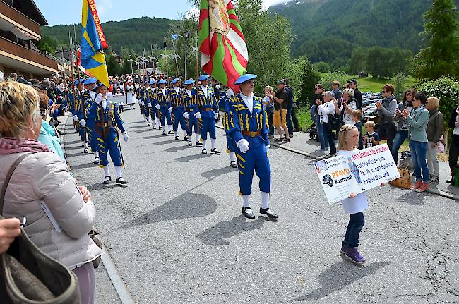 Festumzug 74. Oberwalliser Tambouren- und Pfeiferfest in Bürchen