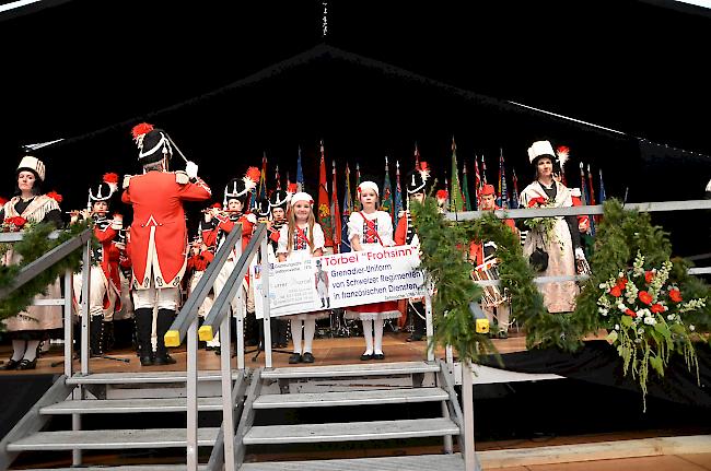 Konzert im Festzelt 74. Oberwalliser Tambouren- und Pfeiferfest in Bürchen.