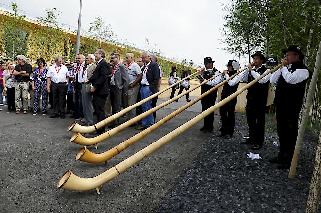 Alphornbläser empfiengen die Delegation aus dem Wallis an der EXPO