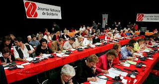 Helfer an einem Gl&uuml;cksketten-Sammeltag nahmen Spenden entgegen. (Archiv)