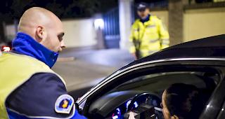 Eine Autofahrerin muss einen Atemlufttest machen (Symbolbild)