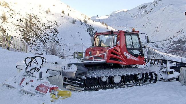 Tolle Pisten mit einem atemberaubenden Panorama. Bis zu 25 Pistenfahrzeuge präparieren in Zermatt die Pisten. Mit dabei: Florian Imboden (Bild unten links).