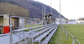 Sanierungsbed&uuml;rftig: Die alten Trib&uuml;nen auf dem Rhoneglut.