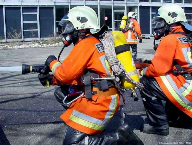 Wasser marsch: Die Feuerwehr bei ihrer Arbeit. 