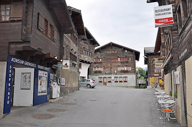 Der obere Dorfplatz in Grengiols soll durch Menschen und nicht durch Autos belebt werden.