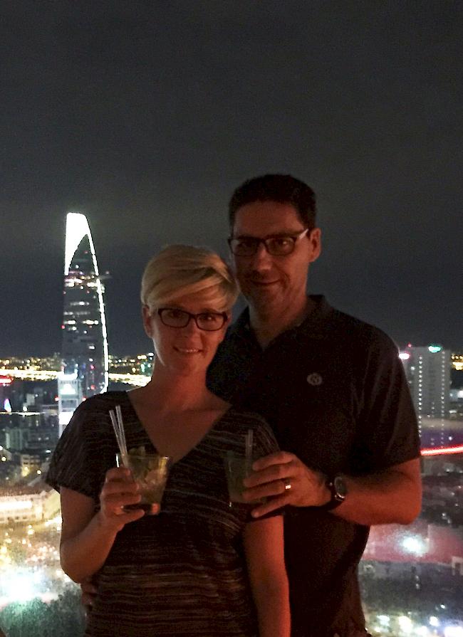 «Barbara und Arnold vor der Skyline von Saigon»