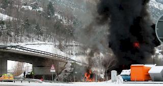 Lastwagenunfall beim Bildackerkreisel in Gamsen. 