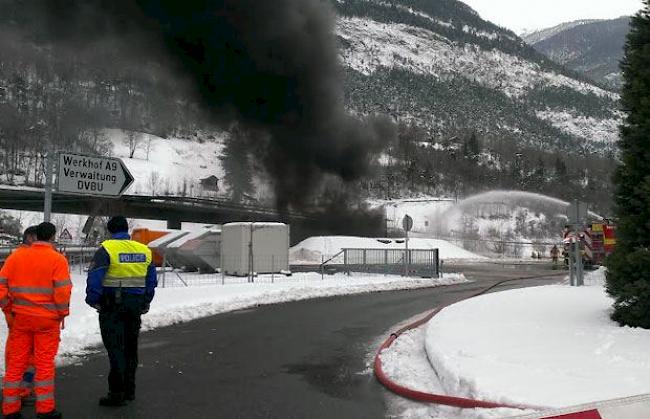 Samstag, 31. Januar 2015: Ein Sattelschlepper verunfallt beim Bildackerkreisel in Gamsen: Drei Tage später kam heraus, dass der Fahrer mit 100 km/h die Simplonpassstrasse herunter donnerte.