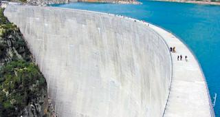 In Emosson wuchtet sich eine 180 Meter hohe Staumauer in die H&ouml;he, sie nutzt die Wasser von Barberine.