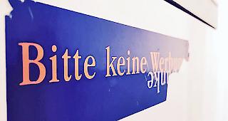 Offensichtlich. Auf diesem Briefkasten wurde&shy; versucht, einen Kleber zu entfernen.