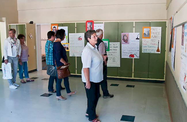 Die Plakatausstellung stiess auf reges Interesse bei Eltern und Schülern.