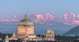 Schlicht grandios. Finsteraarhorn, Grosses Fiescherhorn, Eiger, M&ouml;nch und Jungfrau (von links) wachen im Abendlicht &uuml;ber dem Bundeshaus.  