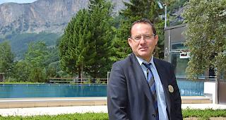 Klinikdirektor Pascal Cosse baut um und will wieder &Auml;rzte ausbilden.