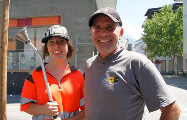 Gaëlle und Carlo: «Wir fangen mit der Arbeit um 5 Uhr früh an und arbeiten bis 3 Uhr nachmittags effizient. Dabei trinken wir viel, benutzen Sonnenschutz und tragen Kopfbedeckung.» Carlo: «Nach der Arbeit geh ich Heim unter die Dusche und lasse den Rest des Tages gemütlich ausklingen.»